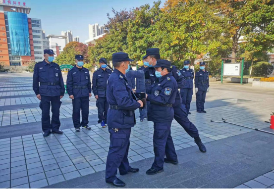 潤州保安公司組織江蘇省鎮(zhèn)江中學(xué)全體保安隊員進行保安器材使用訓(xùn)練