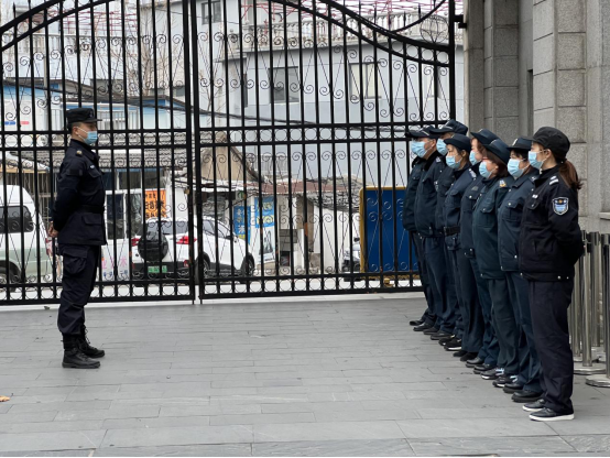 潤州保安公司組織鎮(zhèn)江崇實(shí)女子中學(xué)保安隊(duì)員進(jìn)行隊(duì)列及防爆器械訓(xùn)練