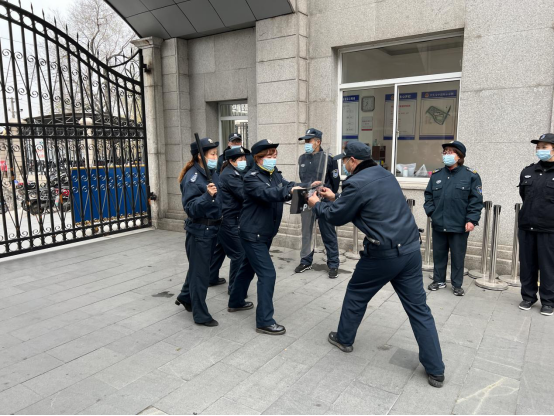 潤州保安公司組織鎮(zhèn)江崇實(shí)女子中學(xué)保安隊(duì)員進(jìn)行隊(duì)列及防爆器械訓(xùn)練