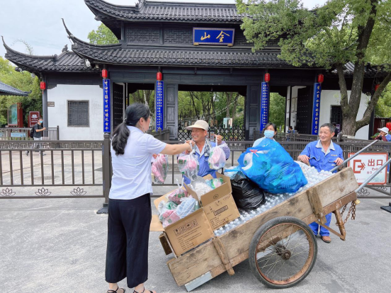 “高溫送清涼?防暑保安全”——潤馨物業(yè)工會開展2022年防暑降溫慰問活動