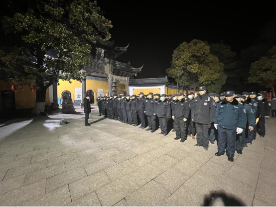 佛音陣陣辭舊歲，撞鐘起航迎新年